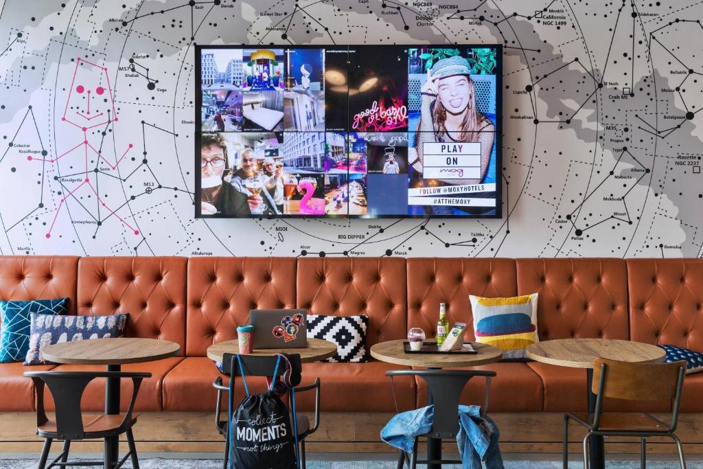 TV a/nebo společenská místnost v ubytování Moxy Darmstadt