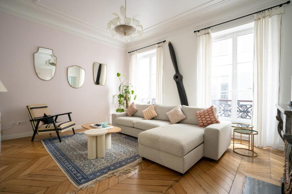 un salon avec un canapé et une table dans l'établissement GuestReady - A classic touch of Parisian glamour, à Paris