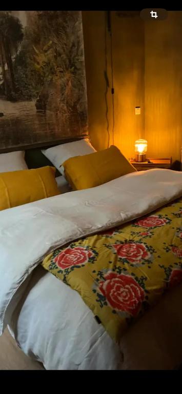 Postel nebo postele na pokoji v ubytování Chambre style balinais