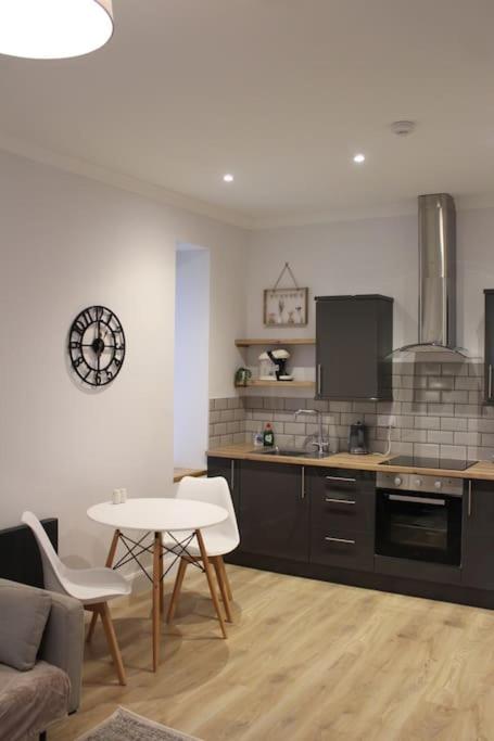 丁沃尔One bedroom Flat in Dingwall的带桌子和椅子的厨房