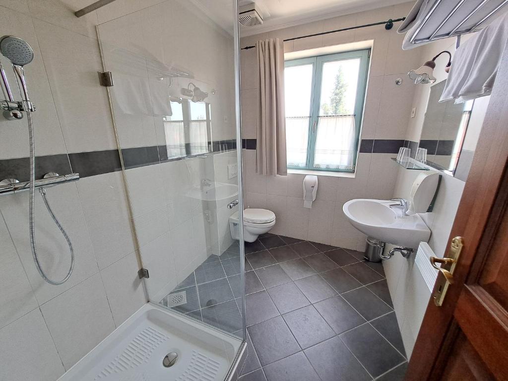 Koupelna v ubytování Parma Guesthouse & Apartments