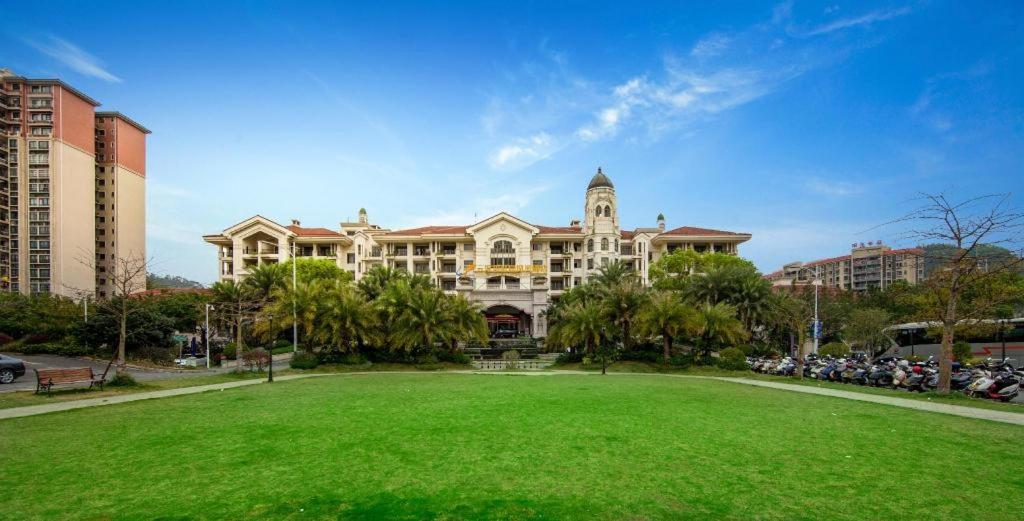 a large building with a green lawn in front of it at Country Garden Phoenix Hotel Yunfu in Yunfu