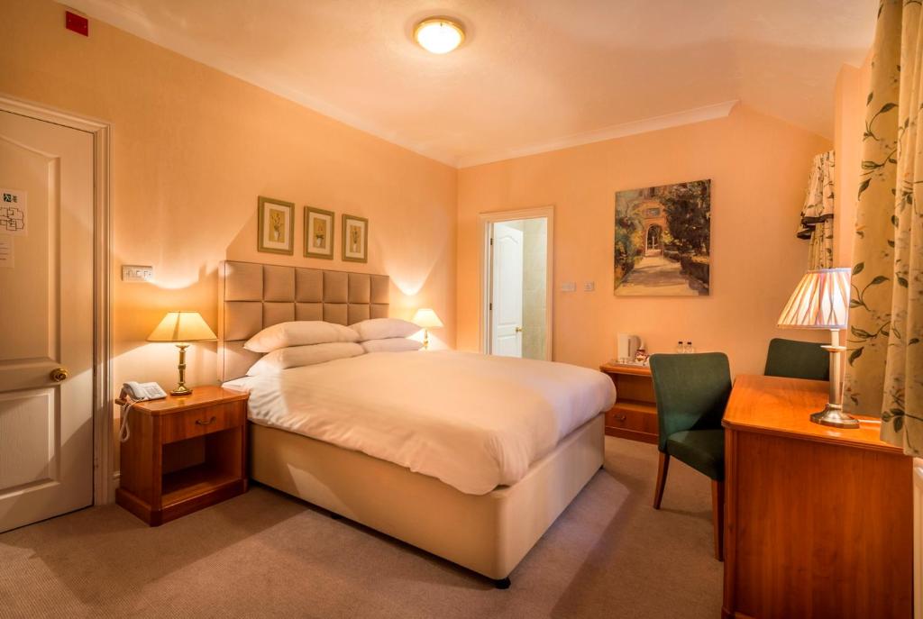 Postel nebo postele na pokoji v ubytování Petwood Hotel