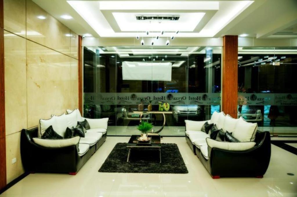 Una sala de estar con dos sofás y una mesa. en Oryza Hotel, en Santiago