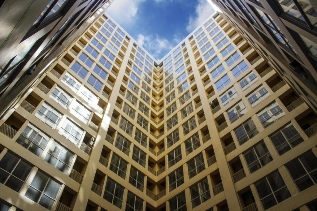 スラバヤにあるMy Tower Hotel Surabayaの空を見上げる高層ビル