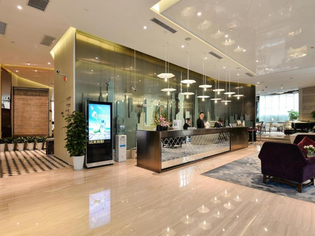 TV a/nebo společenská místnost v ubytování Shanghai Bund South China Harbour View Hotel