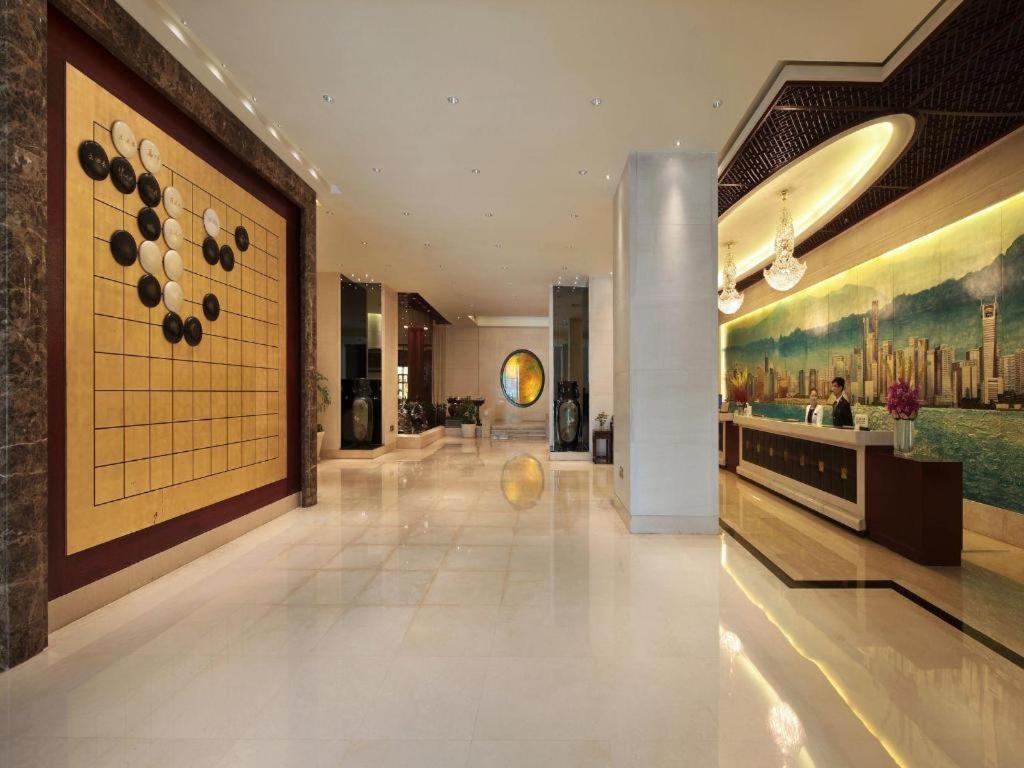 eine Lobby eines Hotels mit einem Gemälde an der Wand in der Unterkunft Tian Yuan Tower in Hangzhou
