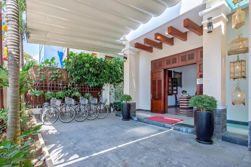 un groupe de vélos garés devant un bâtiment dans l'établissement Kim's Villa Hoi An, à Hội An
