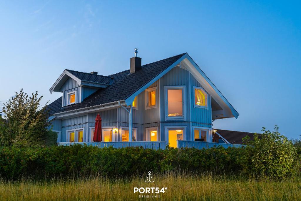 een blauw huis met gele lichten erop bij Ferienhaus BREEZE 71 Kappeln in Kappeln