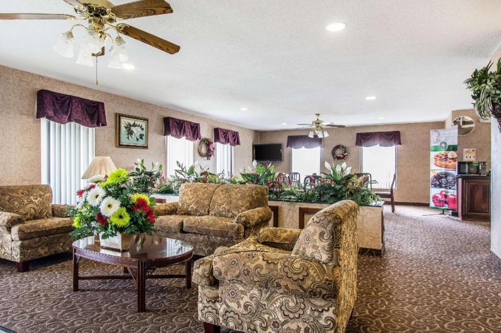 Posezení v ubytování Quality Inn Andalusia