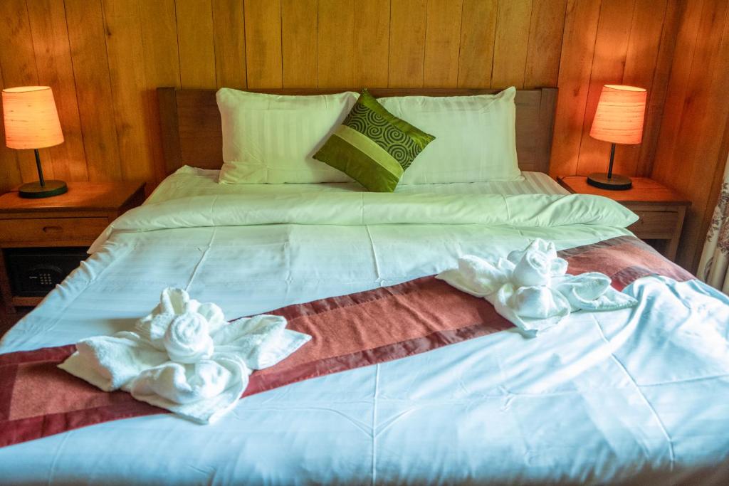 Postel nebo postele na pokoji v ubytování Jungle Sanctuary Hotel Siem Reap