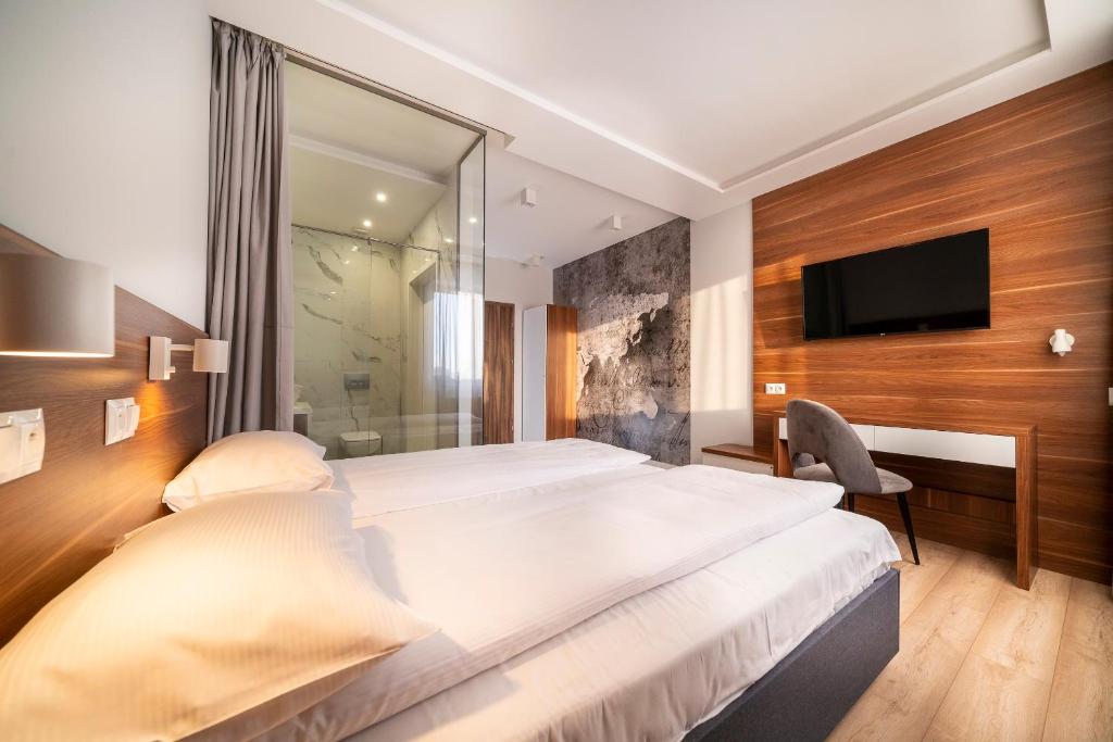 DębnoにあるAgawa restauracja&Hotelのベッドとテレビがあるホテルの部屋