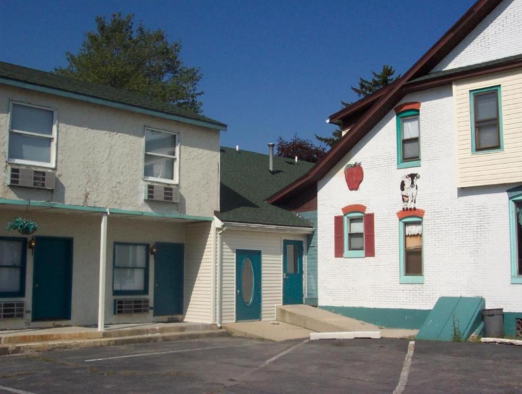 a white house with a dog painted on the side of it at Grannys Motel Frackville in Frackville