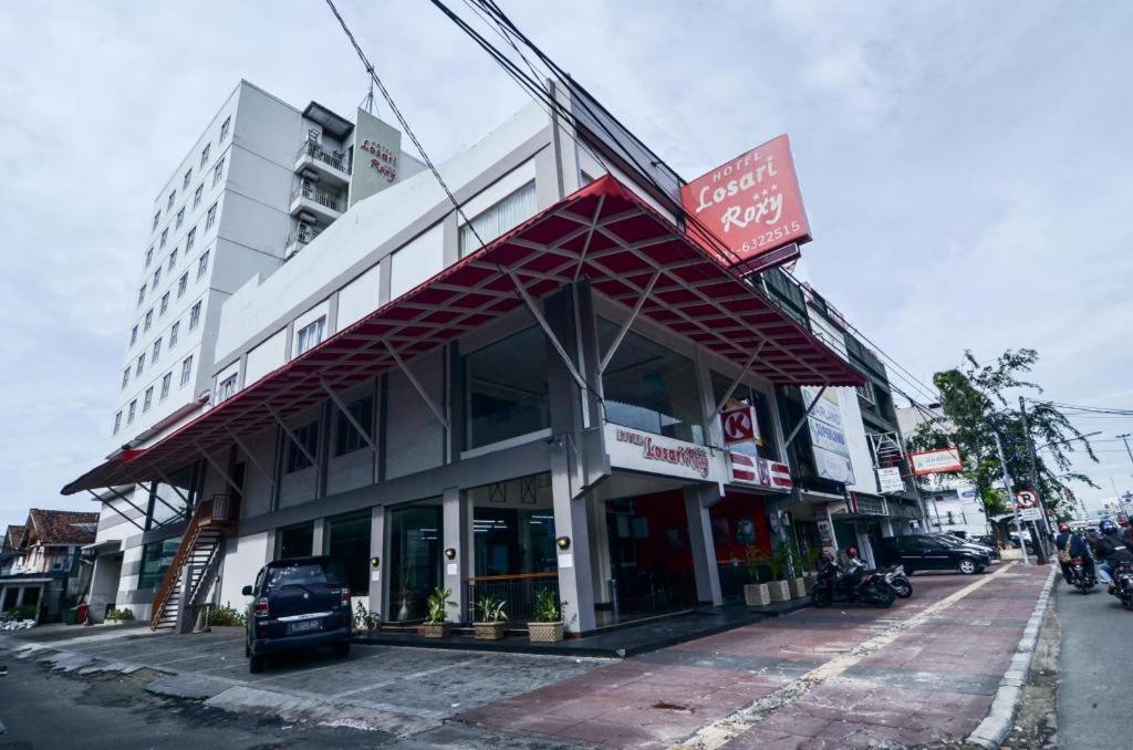 ジャカルタにあるLosari Roxy Hotel Jakartaの通り沿いにある建物