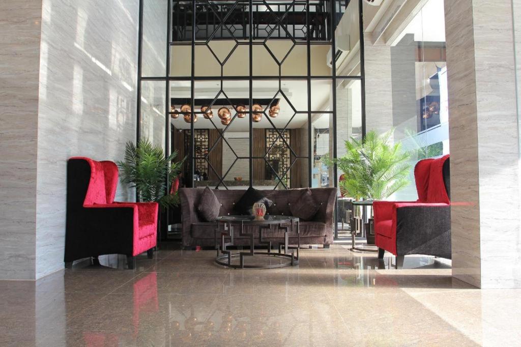 eine Lobby mit einer Couch, Stühlen und einem Tisch in der Unterkunft Havana Mutiara Belitung in Tanjungpandan