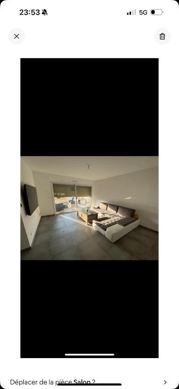 une photo d'une chambre avec une grande télévision dans l'établissement Résidence haut standing, à Nice