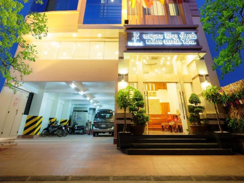 un bâtiment avec une enseigne sur la façade dans l'établissement Kirirom Crystal Hotel, à Phnom Penh