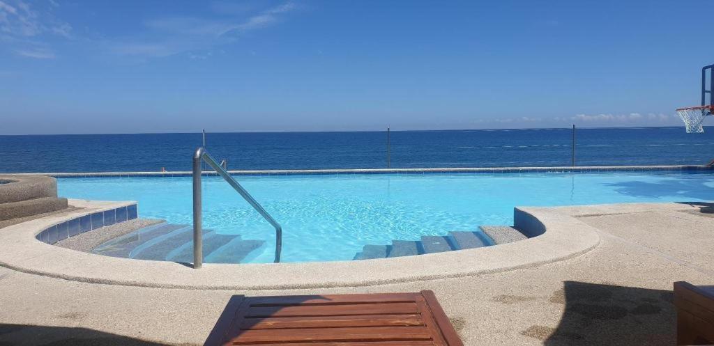 Bazén v ubytování Kahuna Beach Resort and Spa nebo v jeho okolí