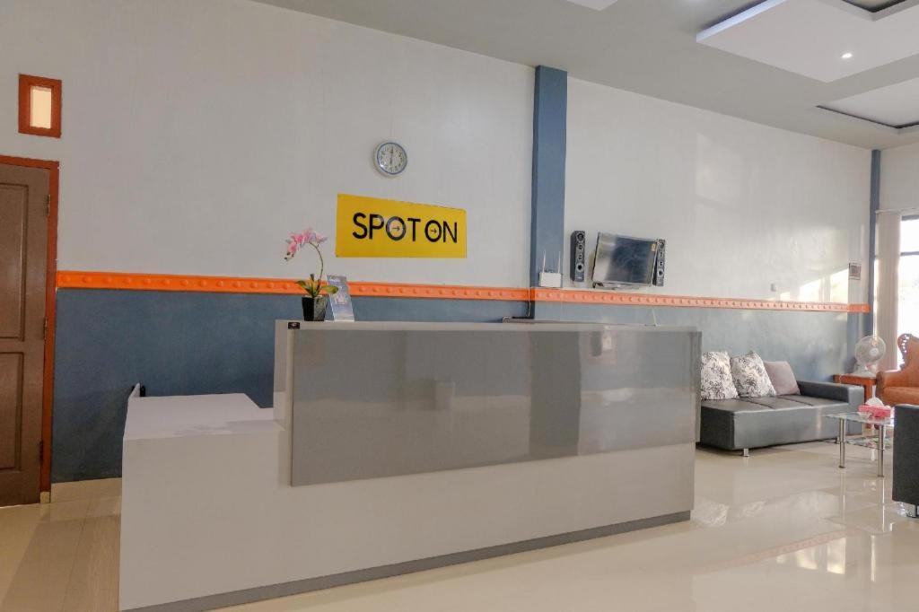 a lobby with a reception desk in a building at Penginapan Arsyana in Tamperan