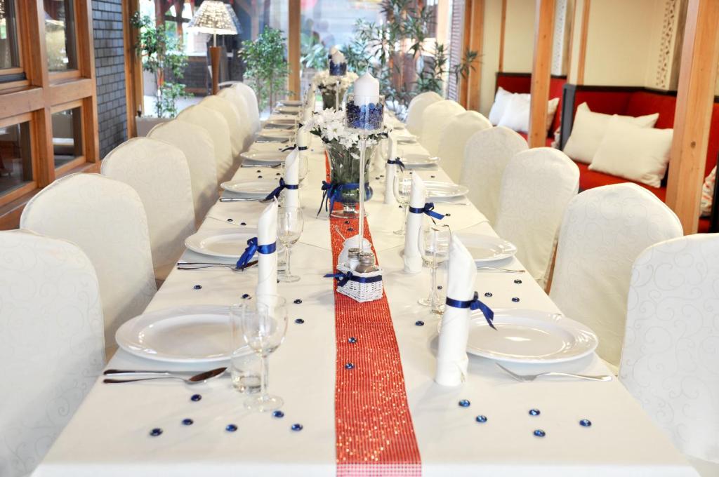 Posedenie v ubytovaní Ahotel