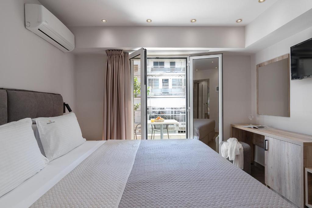 Postel nebo postele na pokoji v ubytování Piraeus City Hotel