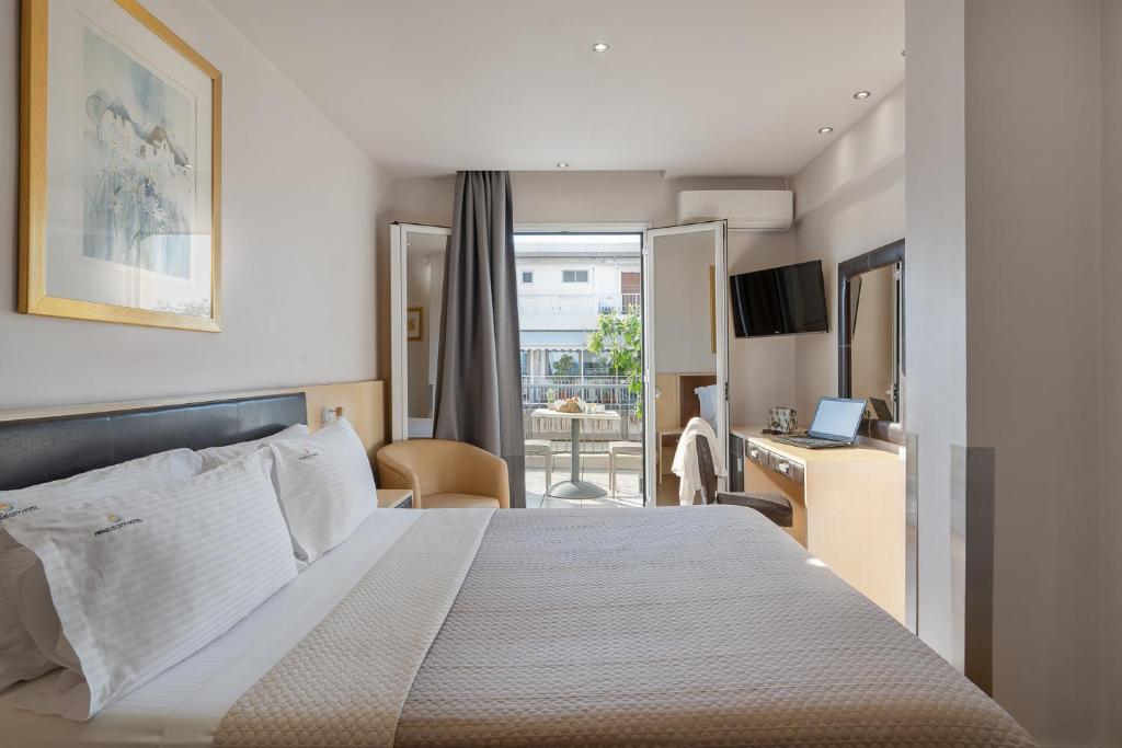 Postel nebo postele na pokoji v ubytování Piraeus City Hotel