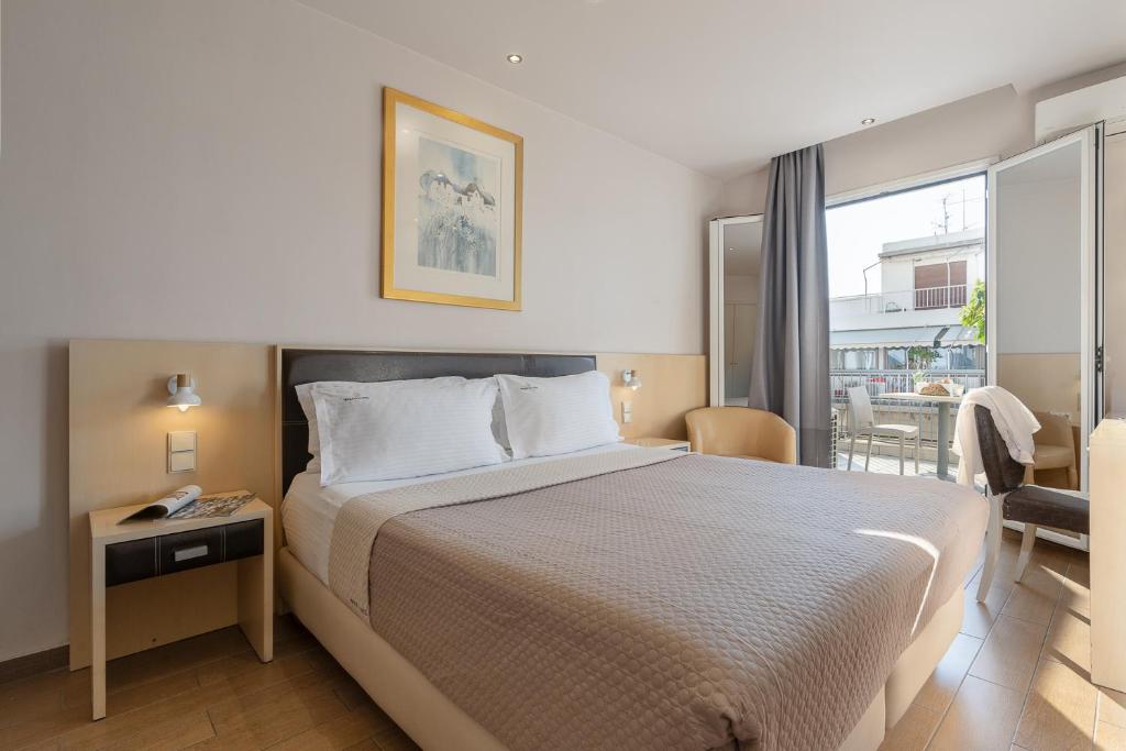 Postel nebo postele na pokoji v ubytování Piraeus City Hotel