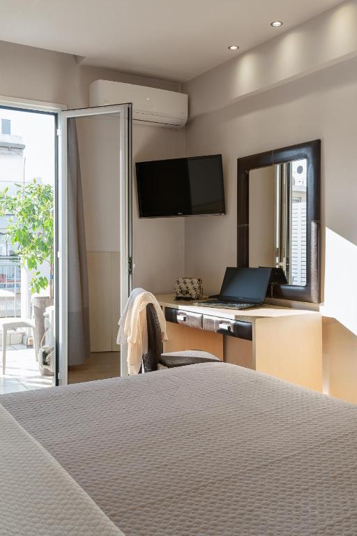 TV a/nebo společenská místnost v ubytování Piraeus City Hotel