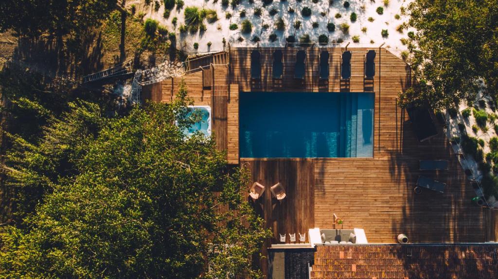une vue aérienne d'un bâtiment avec une piscine dans l'établissement Domaine L'Ermitage 5 * au coeur des terres basquo-landaises, à Hastingues