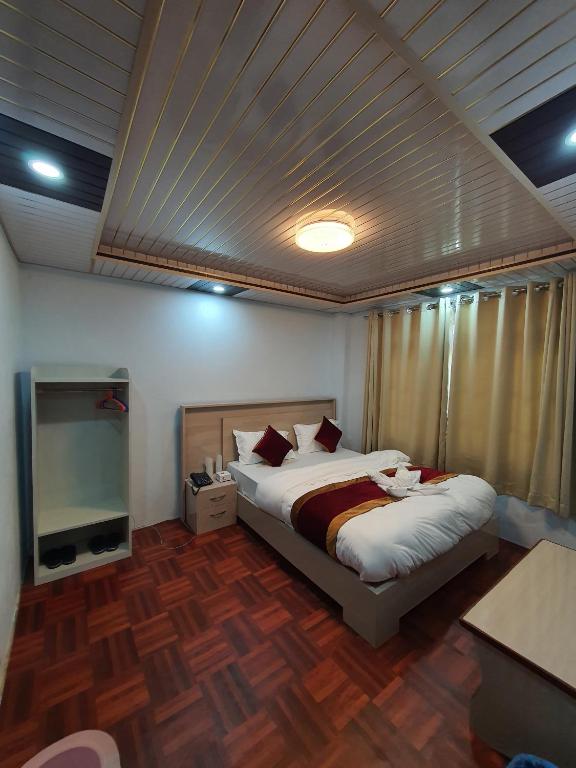 Postel nebo postele na pokoji v ubytování Charikot Downtown Hotel