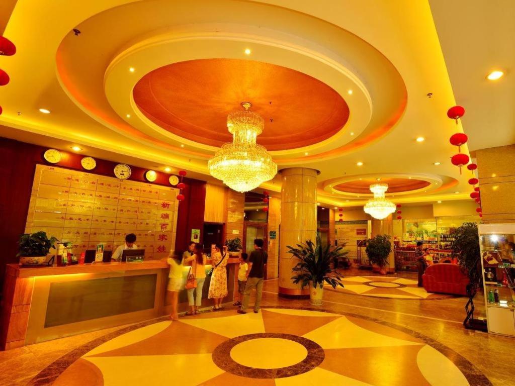 eine Lobby mit Leuten, die in einem Gebäude stehen in der Unterkunft Zhaoqing Shanshui Fashion Hotel Duanzhou Road Branch in Zhaoqing