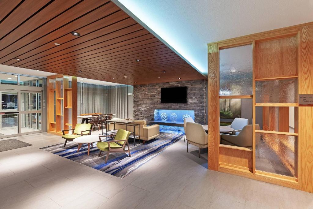 sala de estar con chimenea y comedor en Fairfield Inn &amp; Suites by Marriott Liberal, en Liberal