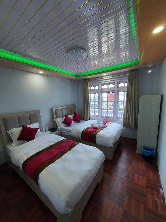 Postel nebo postele na pokoji v ubytování Charikot Downtown Hotel