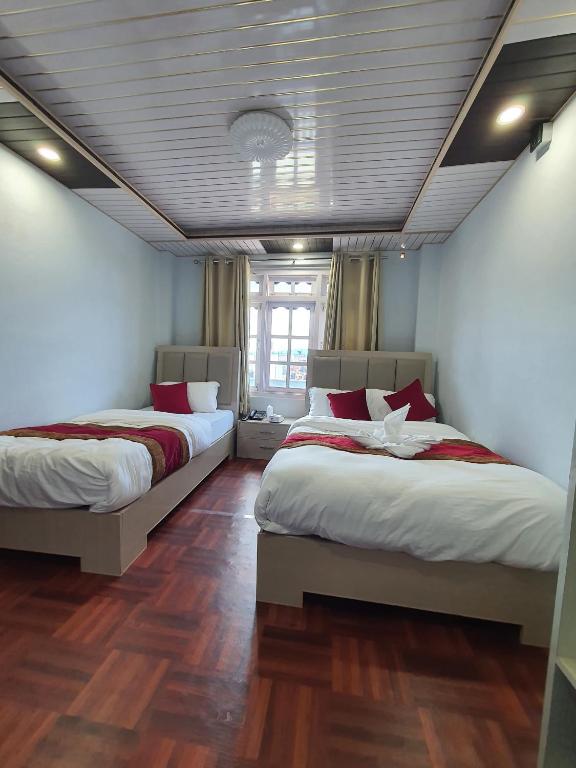 Postel nebo postele na pokoji v ubytování Charikot Downtown Hotel