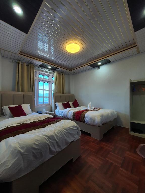 Postel nebo postele na pokoji v ubytování Charikot Downtown Hotel