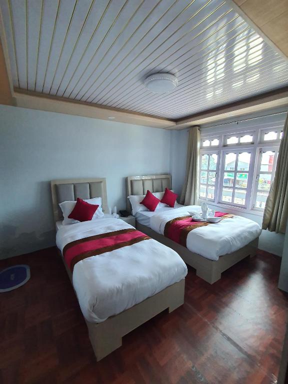 Postel nebo postele na pokoji v ubytování Charikot Downtown Hotel