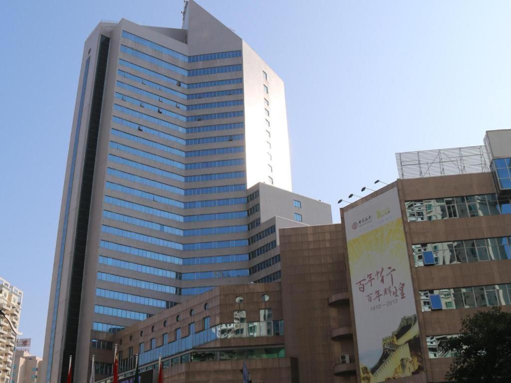 wysoki budynek z wieloma oknami w mieście w obiekcie Noble Jasper Hotel Huizhou w mieście Huizhou