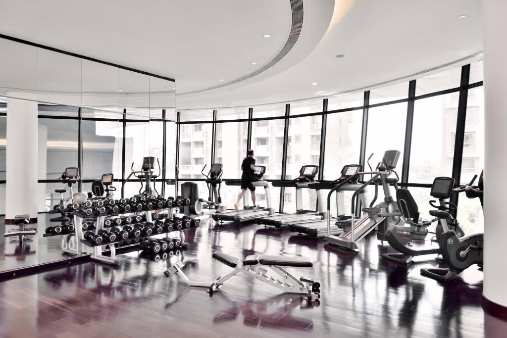 Fitness centrum a/nebo fitness zařízení v ubytování Marriott Suites Pune