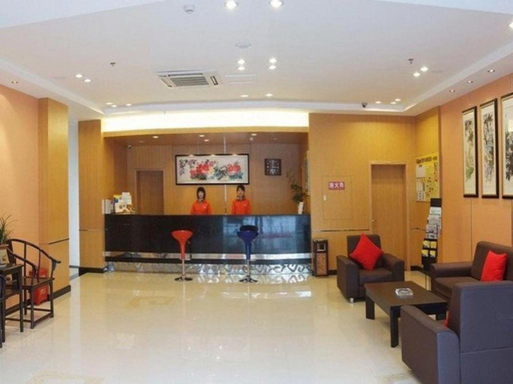 eine Lobby mit Warteraum mit Leuten darin in der Unterkunft Anyi 158 Hotel Fuqin in Chengdu