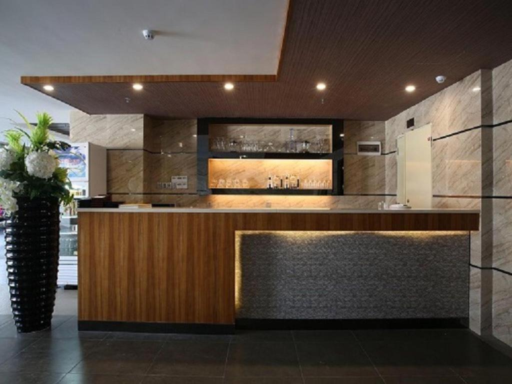 Kuchyň nebo kuchyňský kout v ubytování Foshan Baolong Hotel