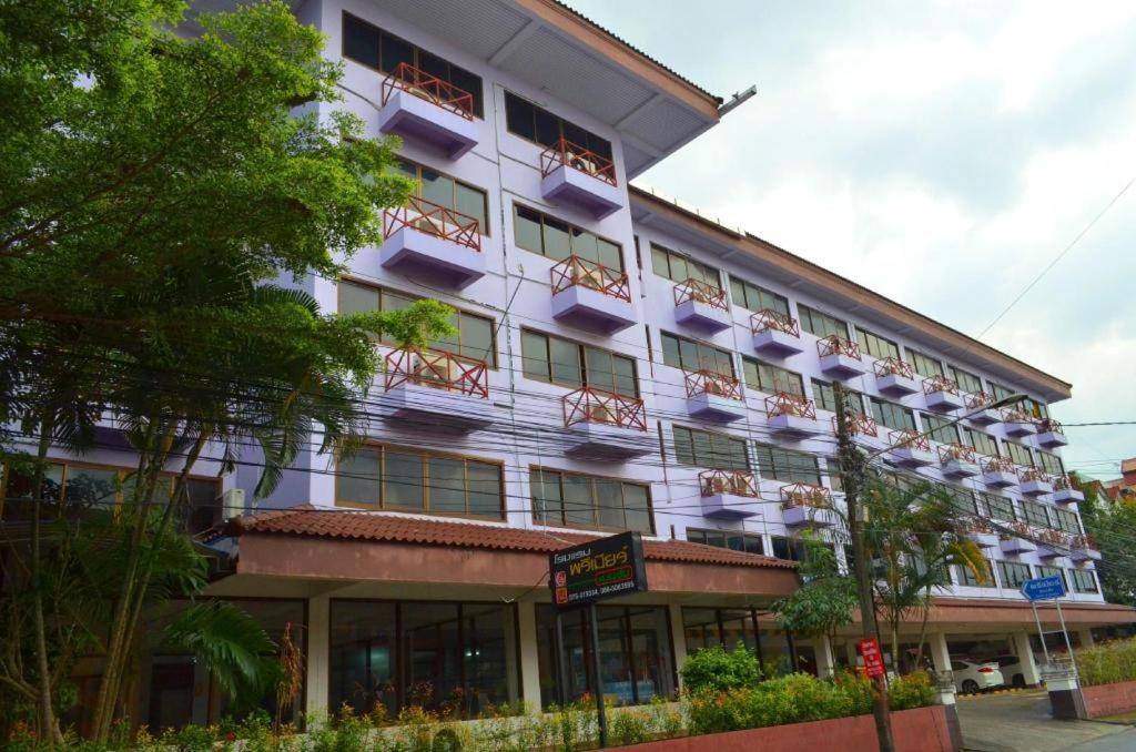 un grande edificio bianco con finestre e balconi di Premier Hotel Nakhonsrithammarat a Nakhon Si Thammarat