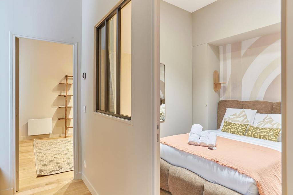une petite chambre avec un lit et une fenêtre dans l'établissement Superb Apartment 2 bedrooms Centrer of Paris by Studio Prestige, à Paris
