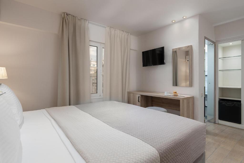 Postel nebo postele na pokoji v ubytování Piraeus City Hotel