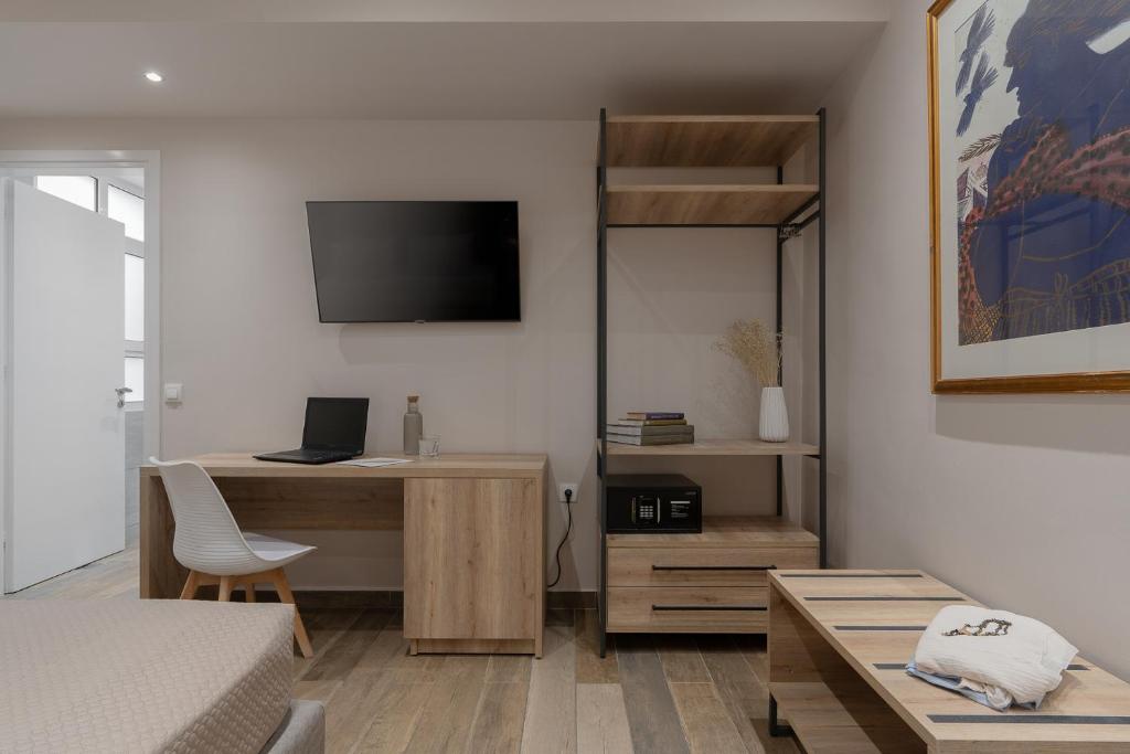 TV a/nebo společenská místnost v ubytování Piraeus City Hotel
