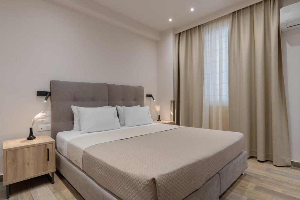 Postel nebo postele na pokoji v ubytování Piraeus City Hotel
