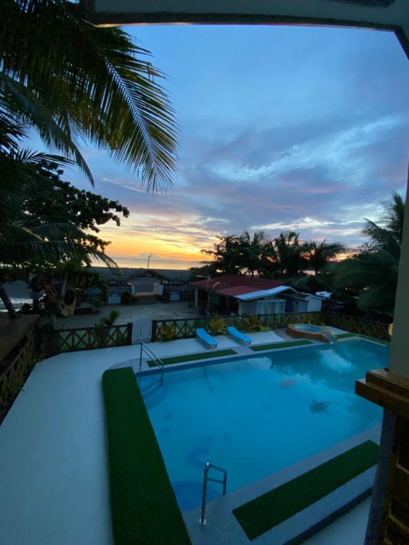 Bazén v ubytování Jala Beach Resort nebo v jeho okolí