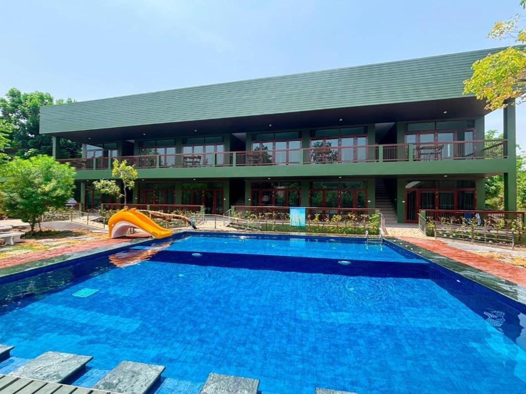 Bazén v ubytování Doembang Villa nebo v jeho okolí