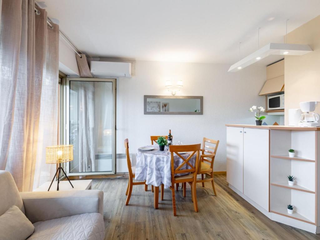 une cuisine et une salle à manger avec une table et des chaises dans l'établissement Apartment Les Platanes-3 by Interhome, à Sainte-Maxime