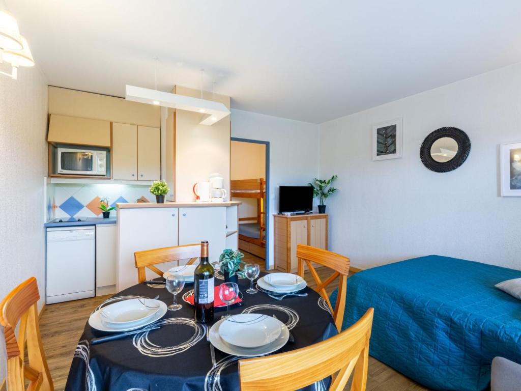une chambre avec une table à manger et une cuisine dans l'établissement Apartment Les Platanes-1 by Interhome, à Sainte-Maxime