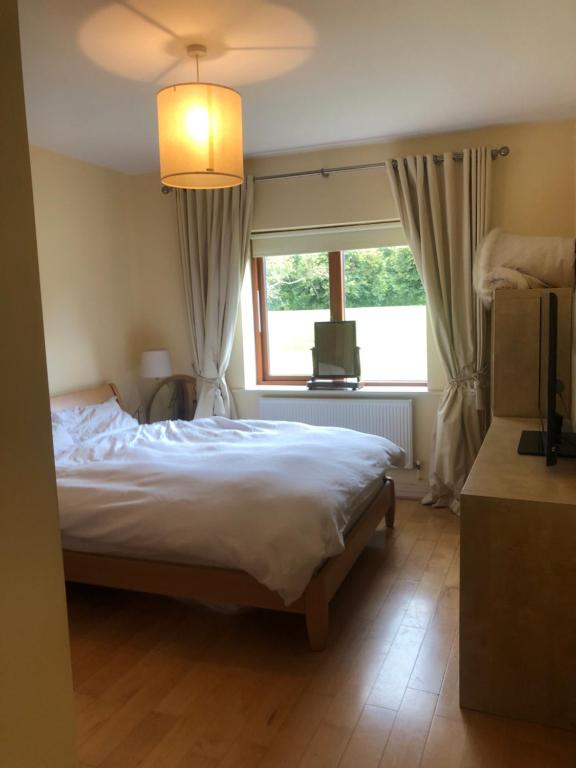 Postel nebo postele na pokoji v ubytování Druids Glen Spacious private double room with en-suite